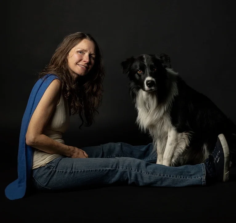 Bianca mit schwarz weißem Border Collie mit dunklem Hintergrund