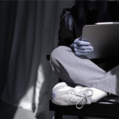 Person sitzt entspannt mit einem Tablet – symbolisiert die beruhigende Hanf Wirkung im modernen Alltag.