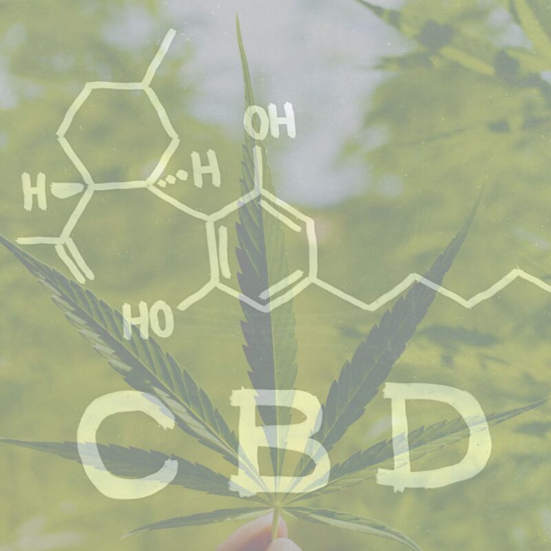 Strukturformel eines Phytocannabinoids mit Hanfblatt im Hintergrund – Darstellung von CBD als pflanzlicher Wirkstoff