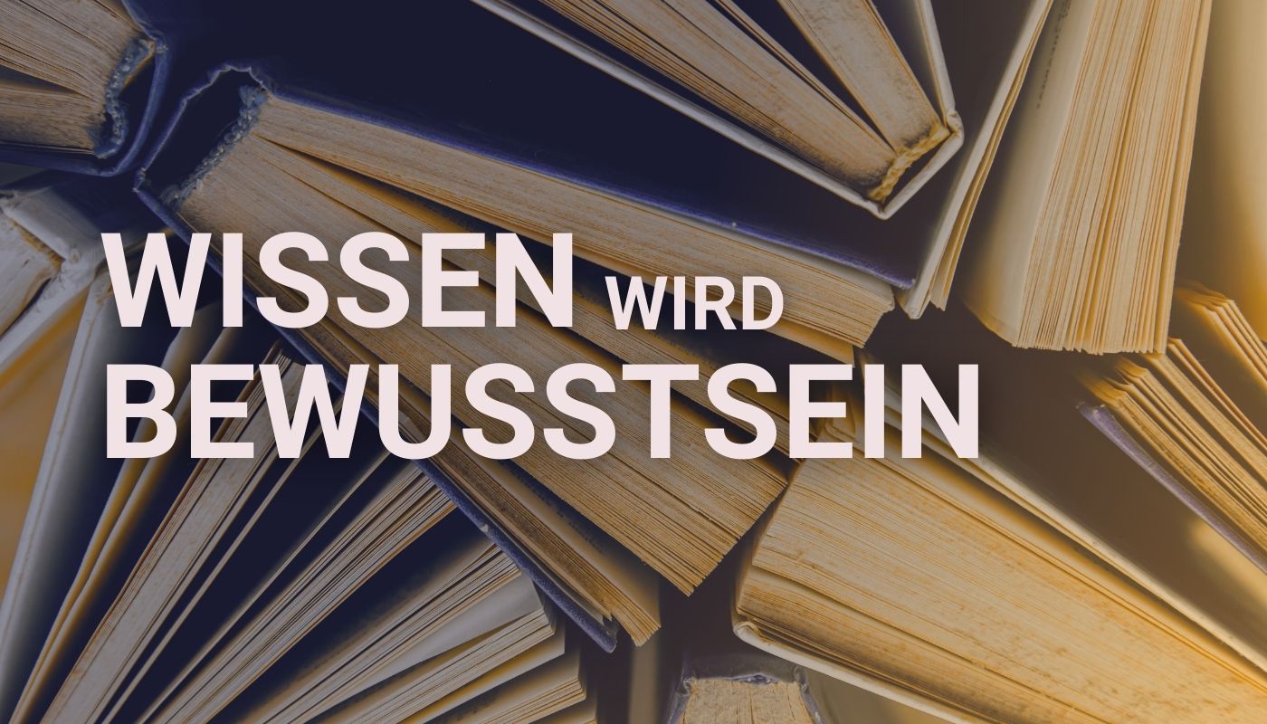 Gestapelte Bücher von oben – Symbol für Wissen, Aufklärung und Cannabisfakten mit Fokus auf Hanfwissen